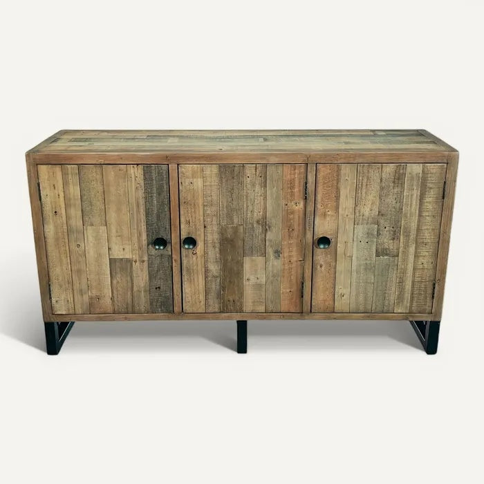 **Technische titel in het Nederlands:** Houten Dressoir met 3 Deuren en Zwarte Handgrepen